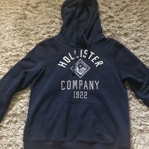 A navy blue Hollister hoodie 💙.